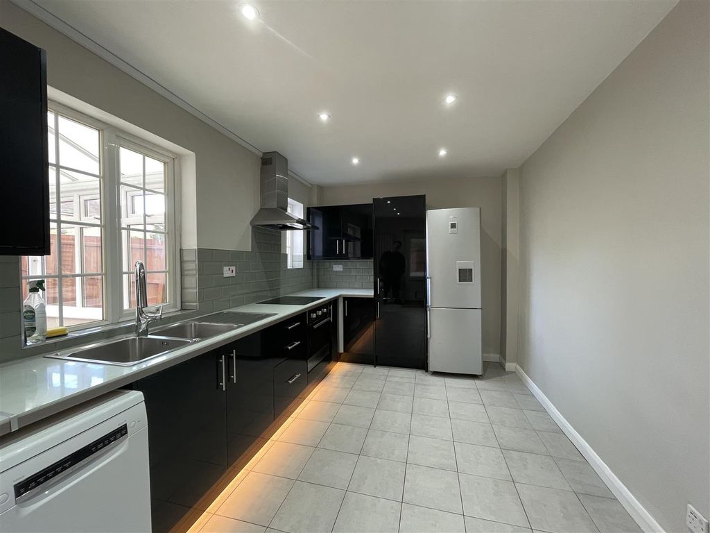 Property photo 3 of 18 Kitchen Diner Use (3).Jpg