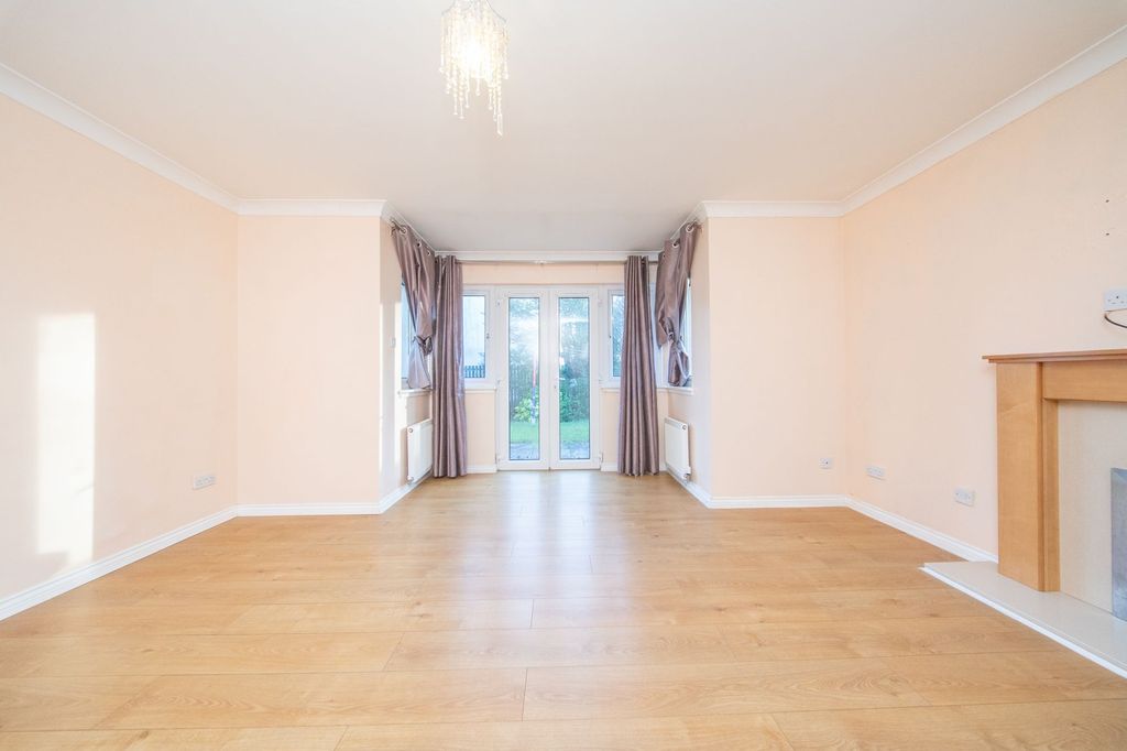 Property photo 2 of 40 Lounge