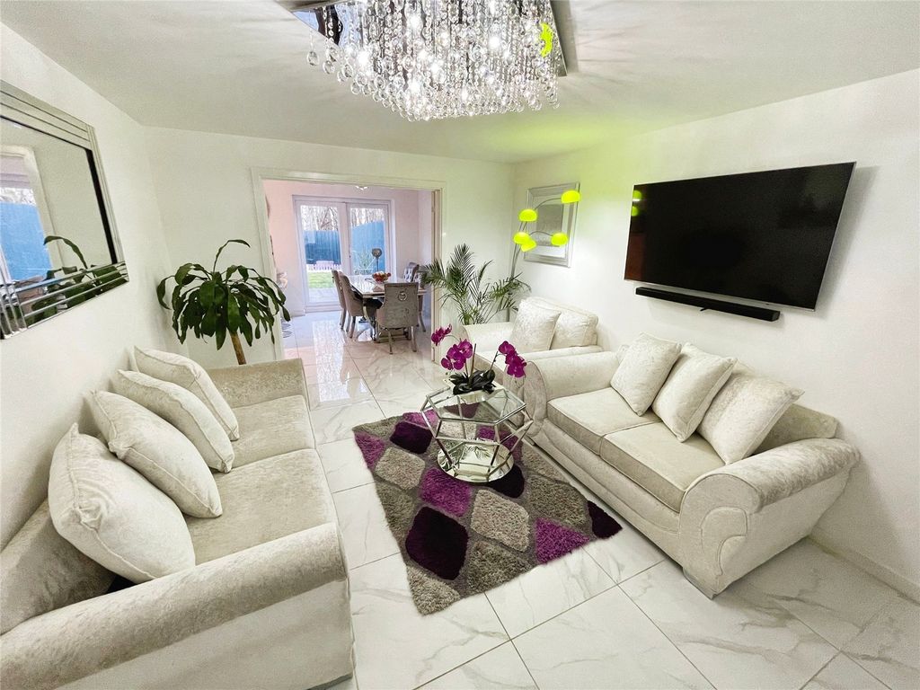 Property photo 3 of 18 Lounge