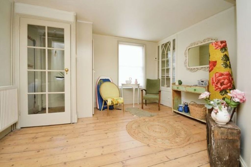 Property photo 2 of 25