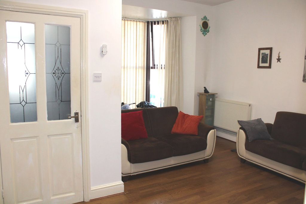 Property photo 3 of 18 Lounge