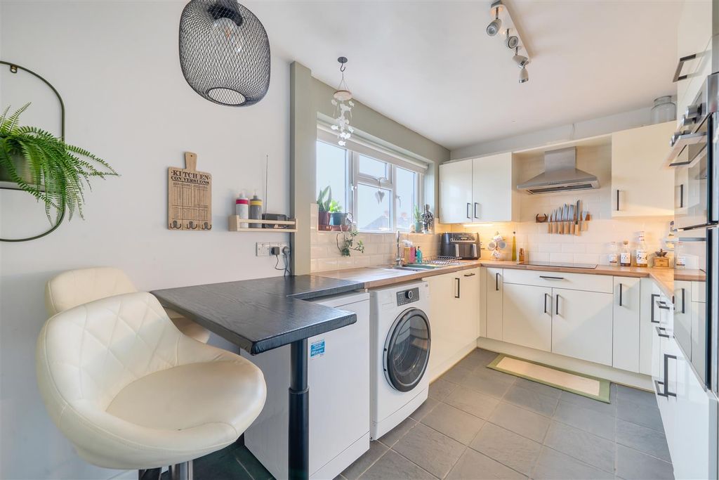 Property photo 3 of 18 Kitchen