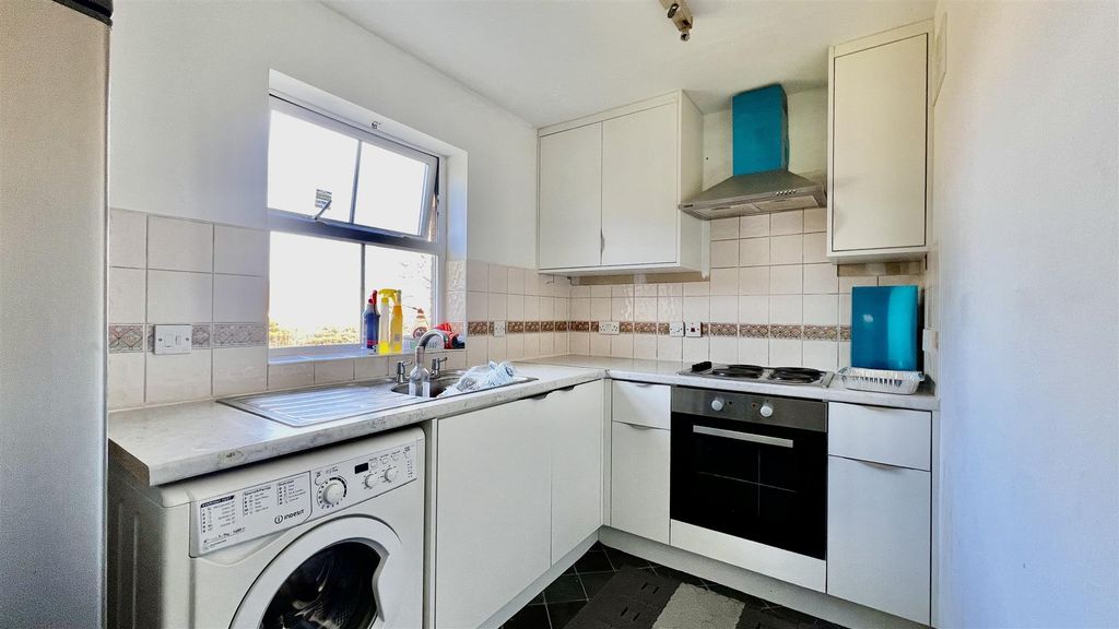 Property photo 2 of 7 Kitchen