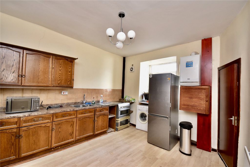 Property photo 2 of 11 Kitchen