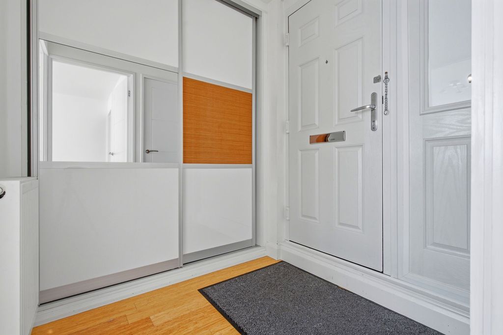 1 bed flat for saleMountbatten Square, Windsor SL4 photo 5