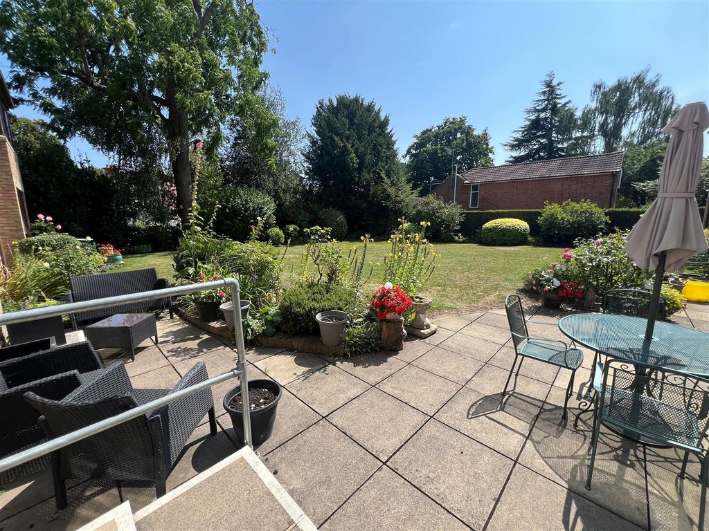 Property photo 2 of 12 Communal Garden