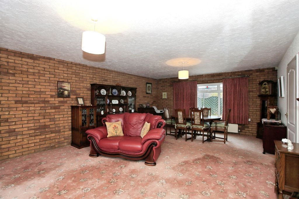 Property photo 3 of 23 Lounge/Diner