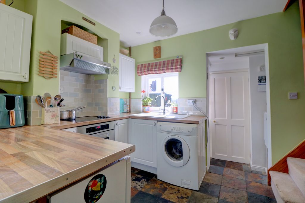 Property photo 3 of 12 Kitchen