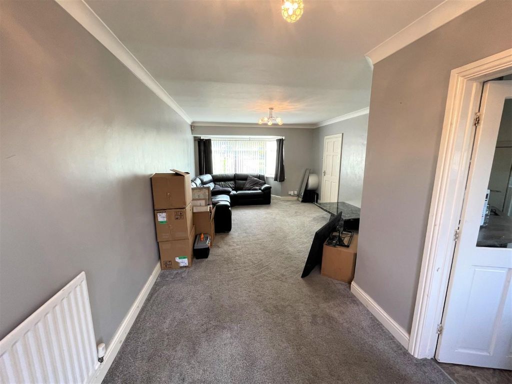 Property photo 3 of 13 Lounge