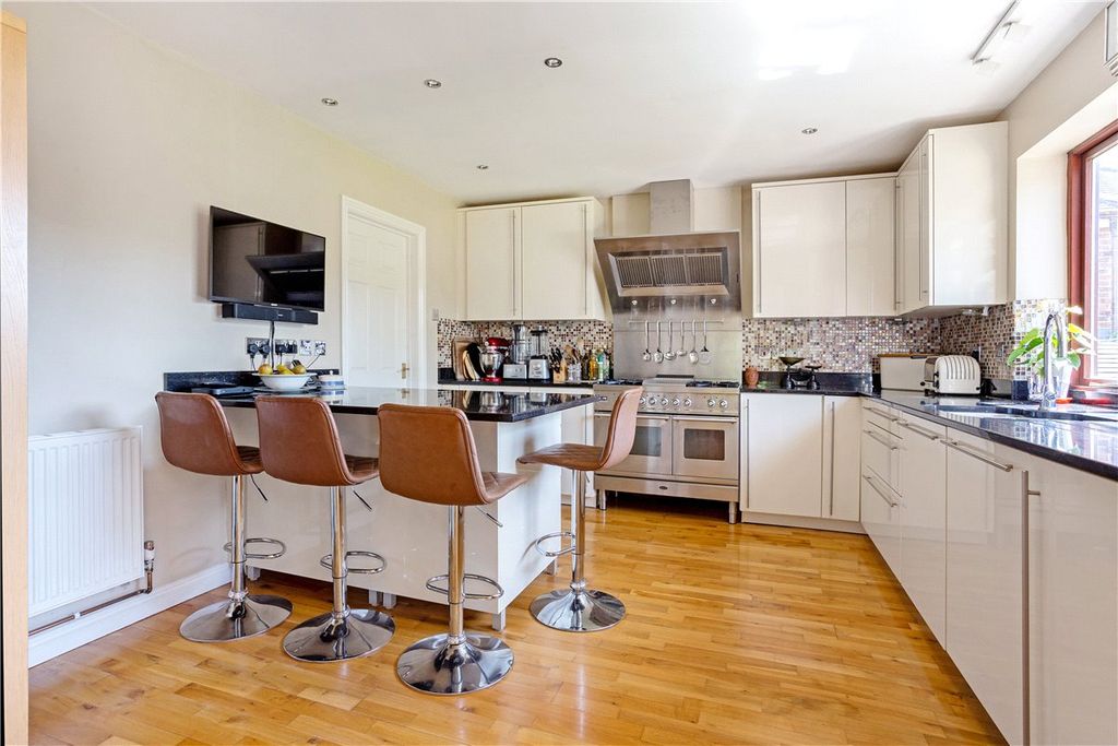 Property photo 2 of 28 Picture No. 14