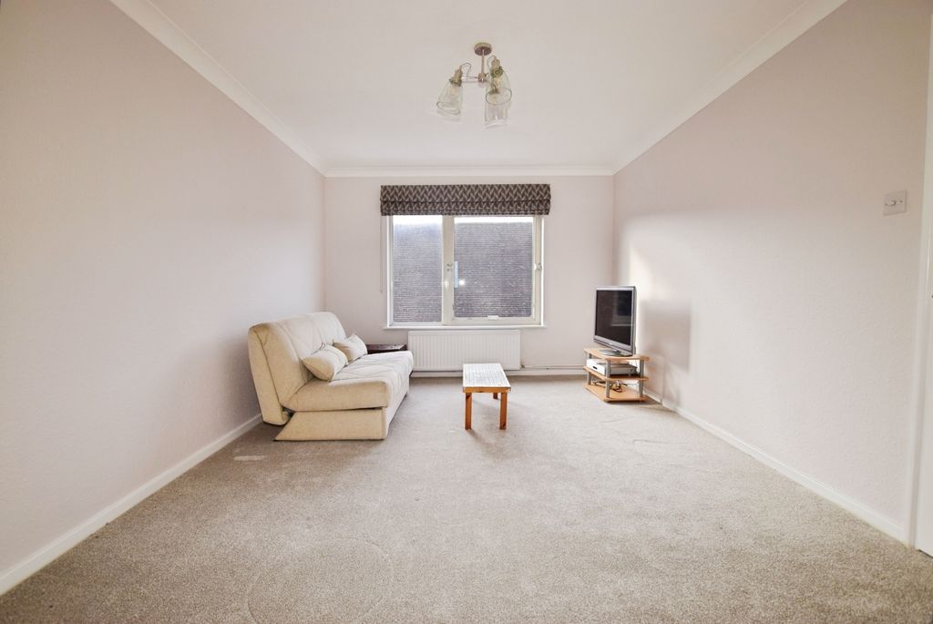 Property photo 3 of 8 Lounge