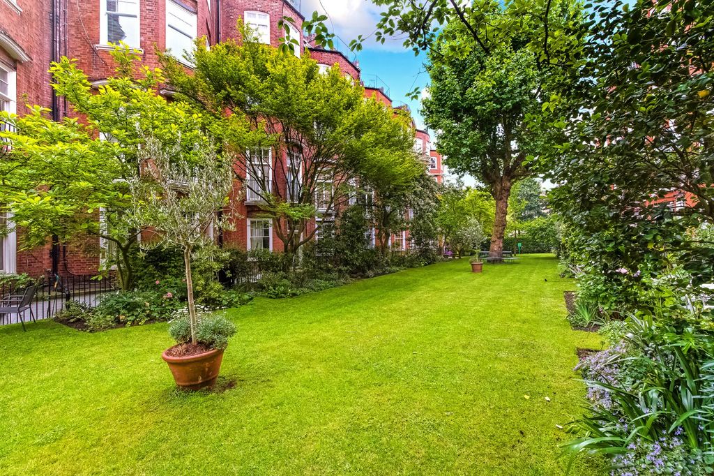 Property photo 2 of 10 Communal Garden