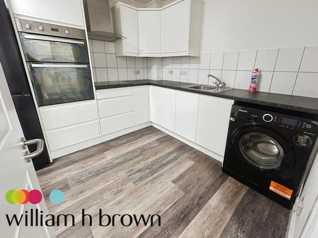 Property photo 3 of 8 Kitchen