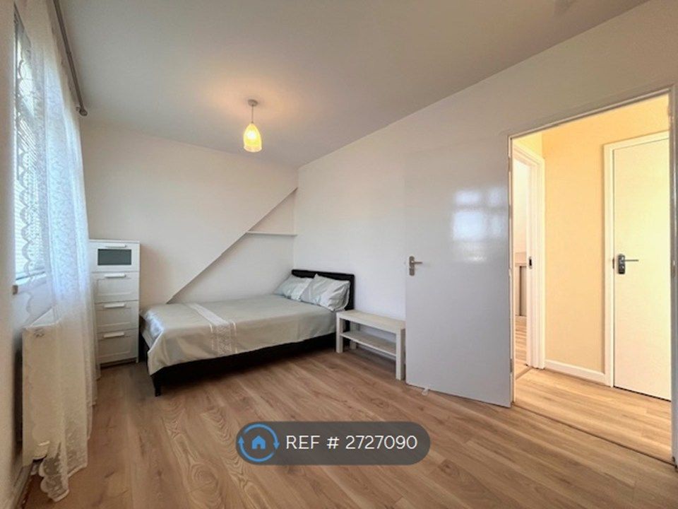 Property photo 3 of 10 Bedroom 2