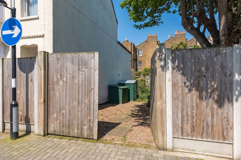 Property photo 3 of 32