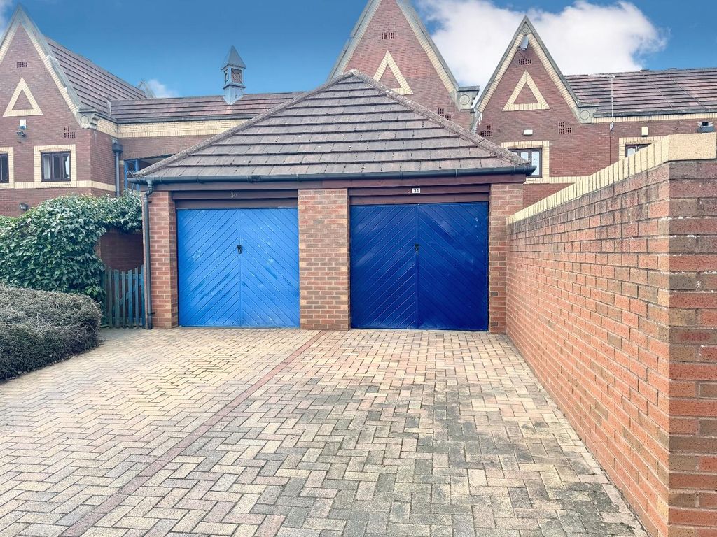 Property photo 3 of 11 Garage