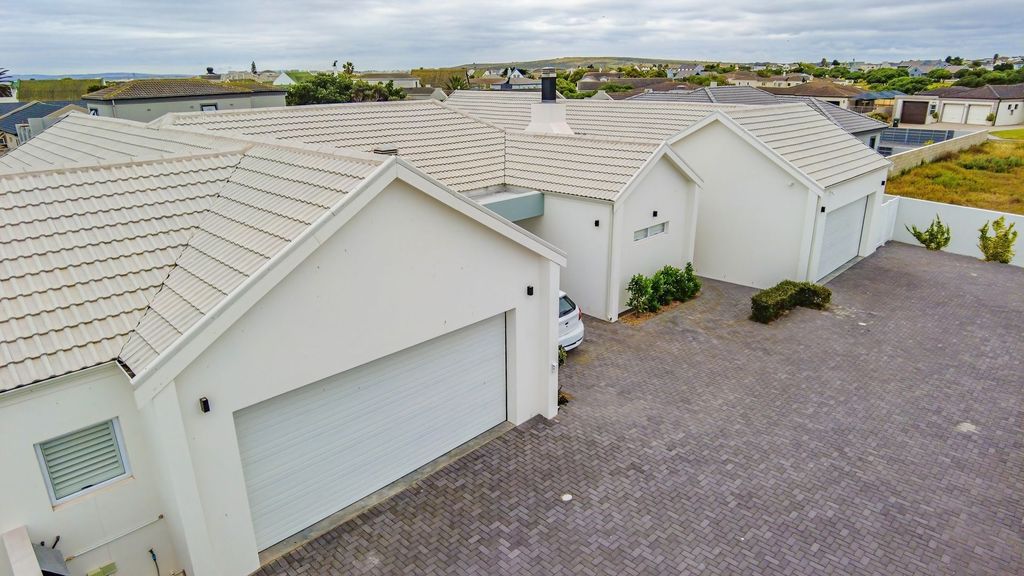 Property photo 3 of 115