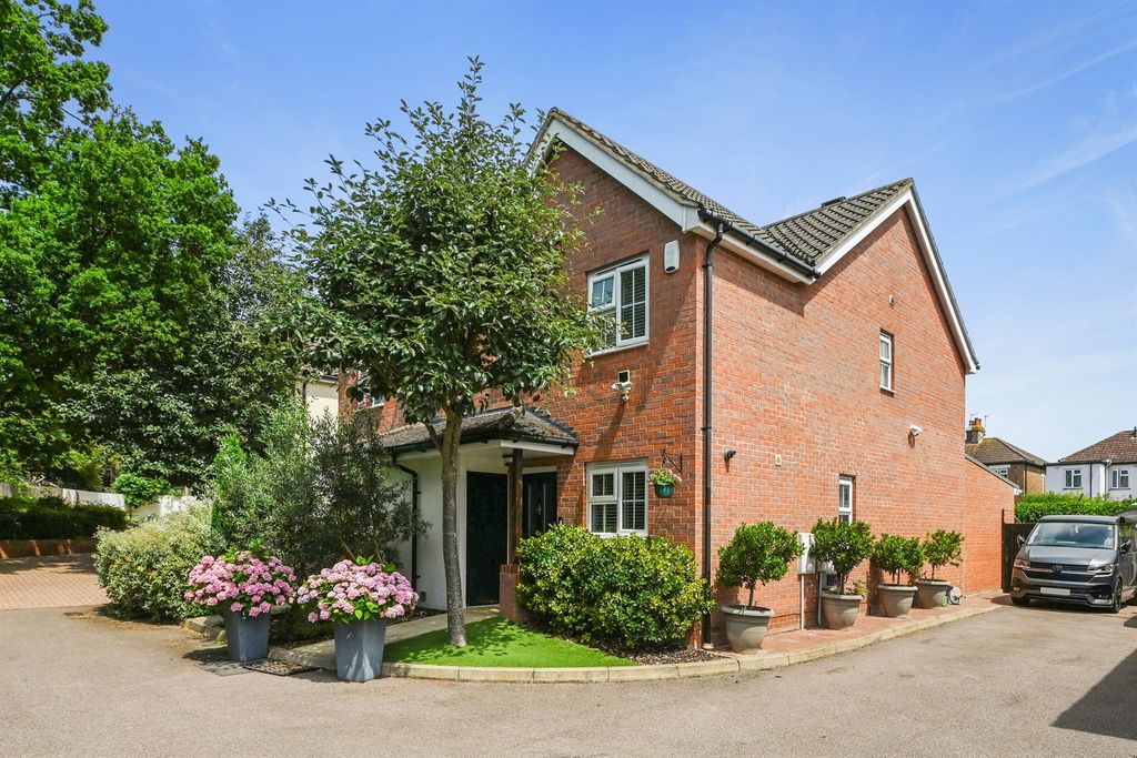 Property photo 1 of 17 The Hedgerows