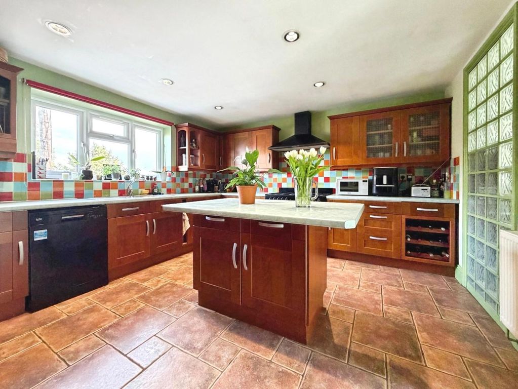 Property photo 3 of 31 Kitchen