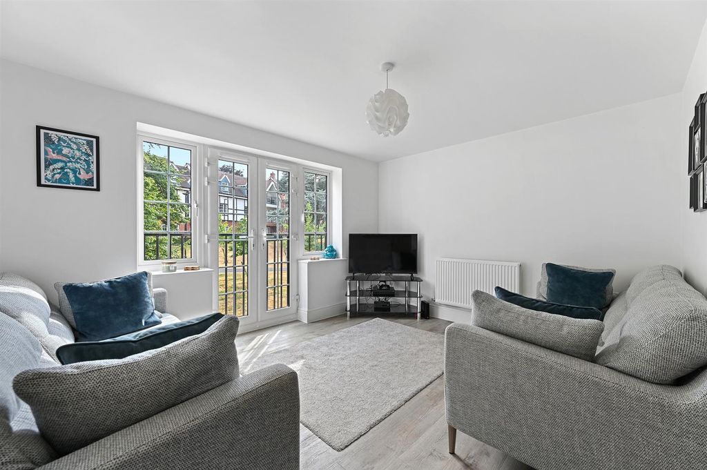 Property photo 3 of 10 Lounge.Jpg