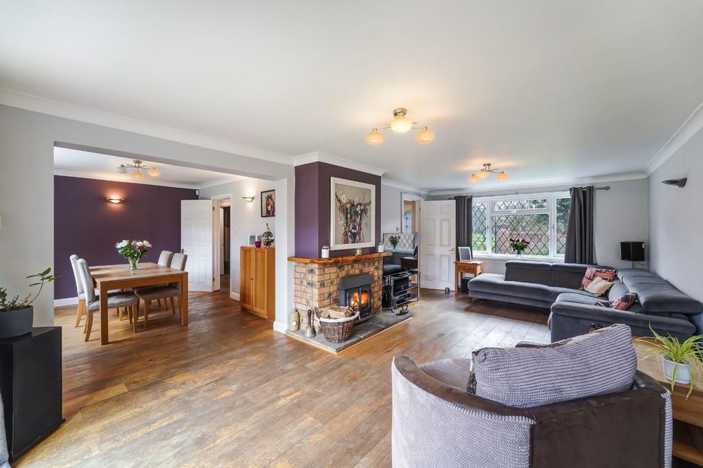 Property photo 2 of 20 Tadworth Close