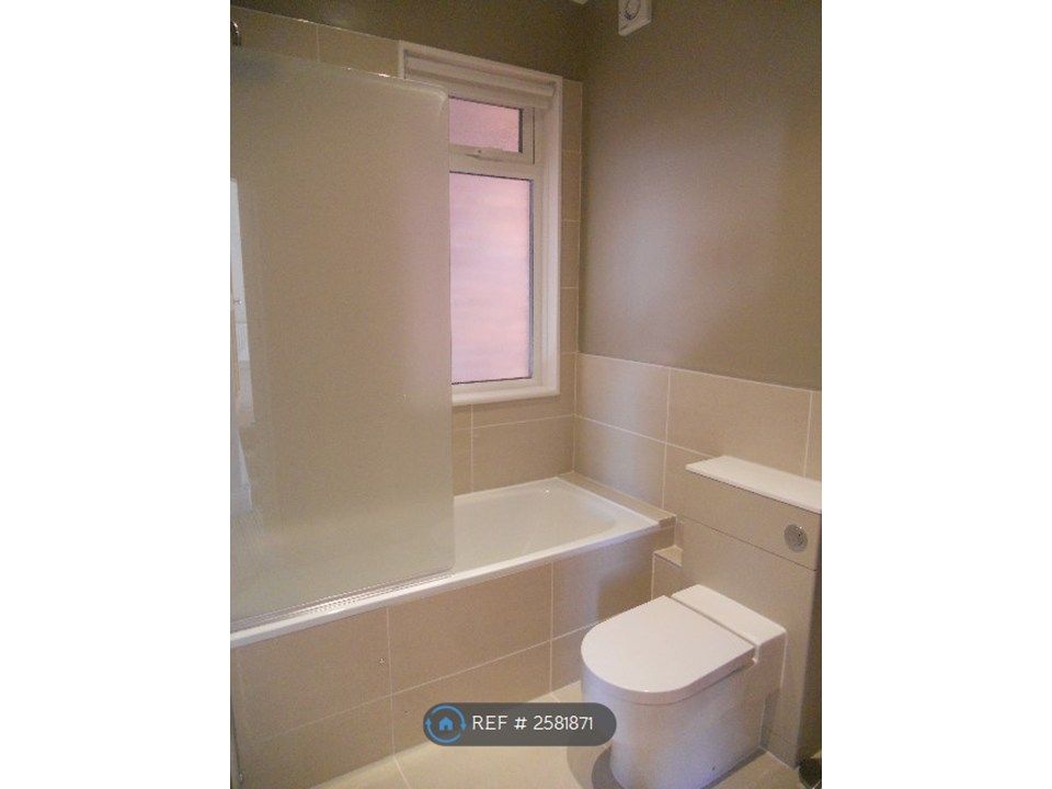 Property photo 3 of 9 Bathroom