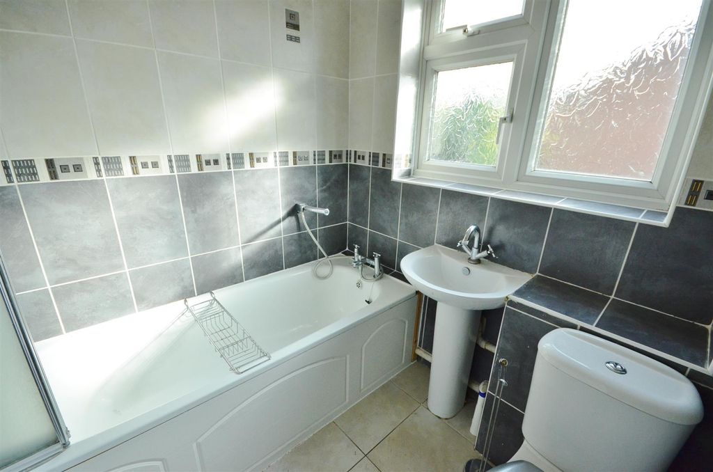 Property photo 2 of 7 Bathroom