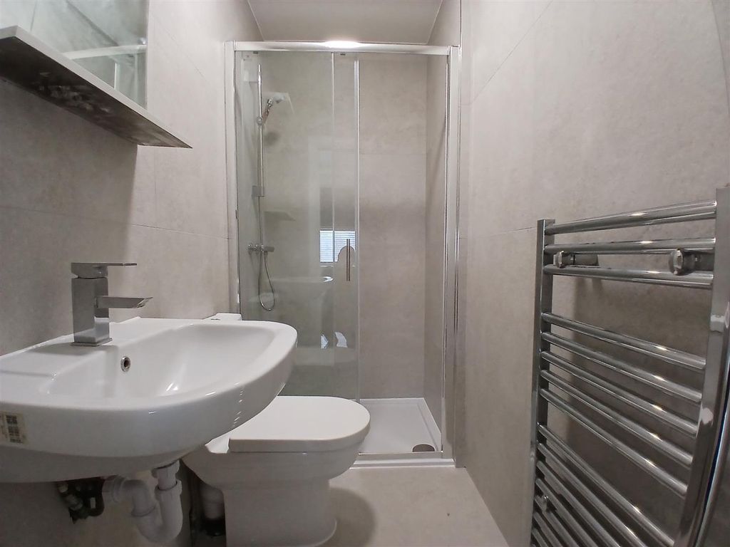 Property photo 2 of 10 Master Ensuite