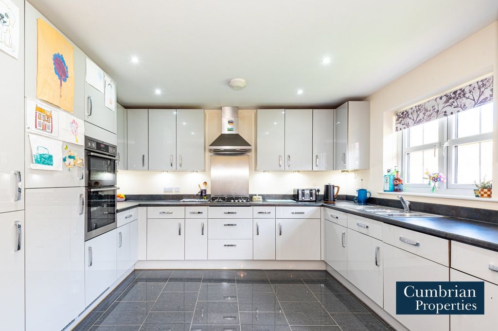 Property photo 2 of 24 Dining Kitchen