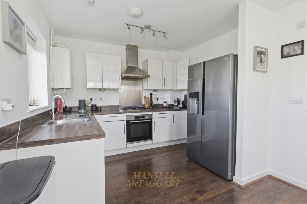 Property photo 3 of 28