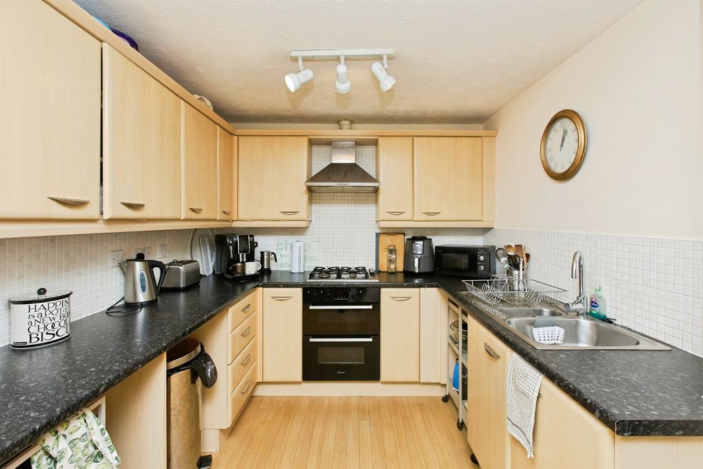 Property photo 2 of 20