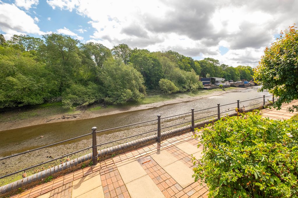 2 bed flat for saleLower Square, Isleworth TW7 photo 5