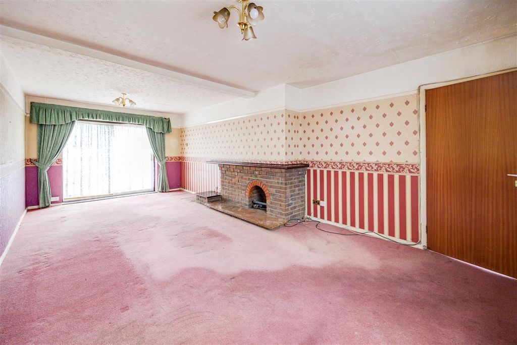 Property photo 2 of 11 Lounge