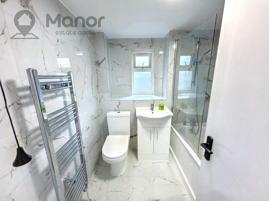 Property photo 3 of 9 Bathroom
