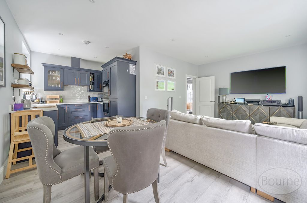 Property photo 2 of 15 F7Ac6dc5-093d-4c0...