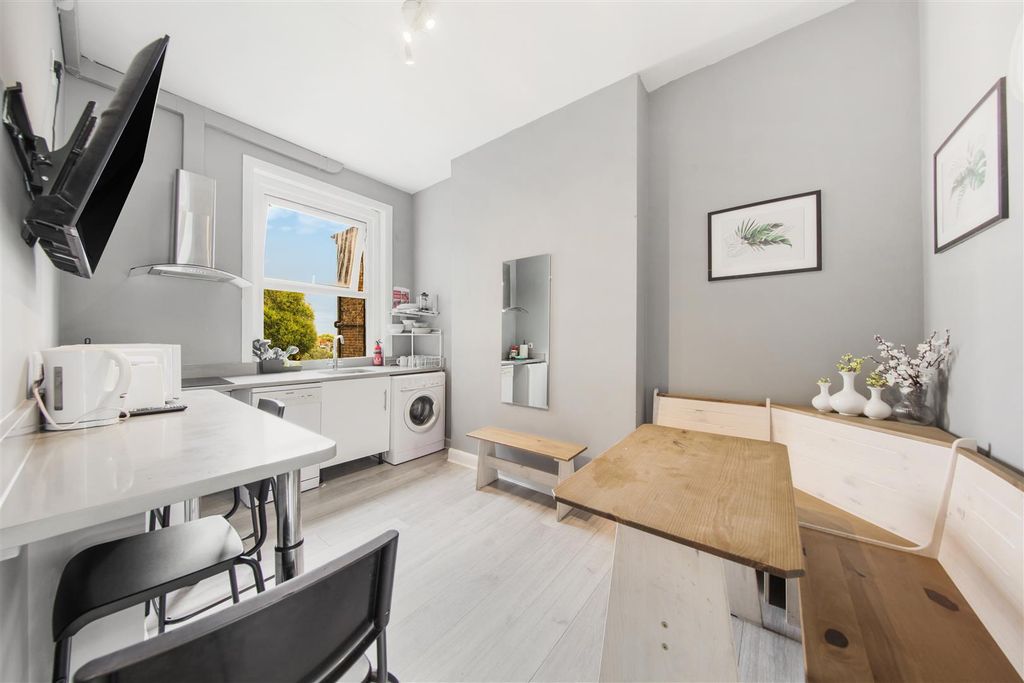 Property photo 1 of 10 Lounge/Modern Fitted Kitchen