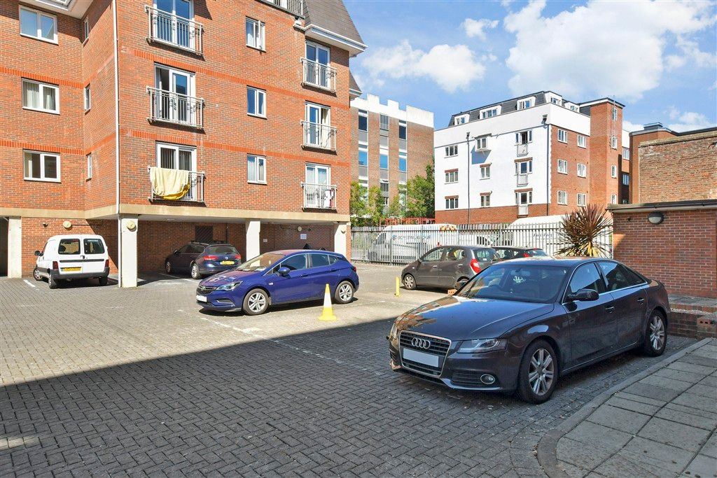 Property photo 1 of 9 Driveway/Parking