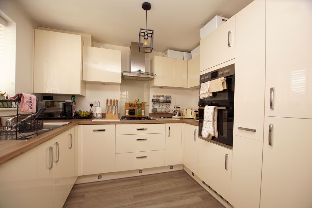 Property photo 3 of 17 Kitchen