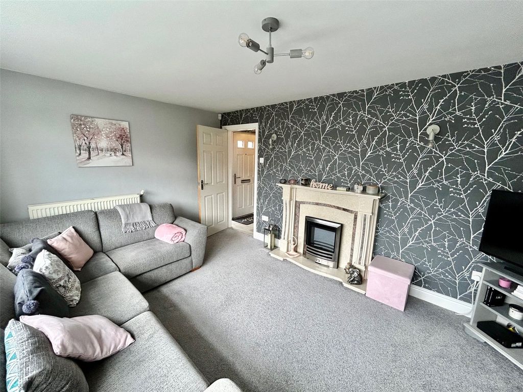 Property photo 2 of 11 Lounge