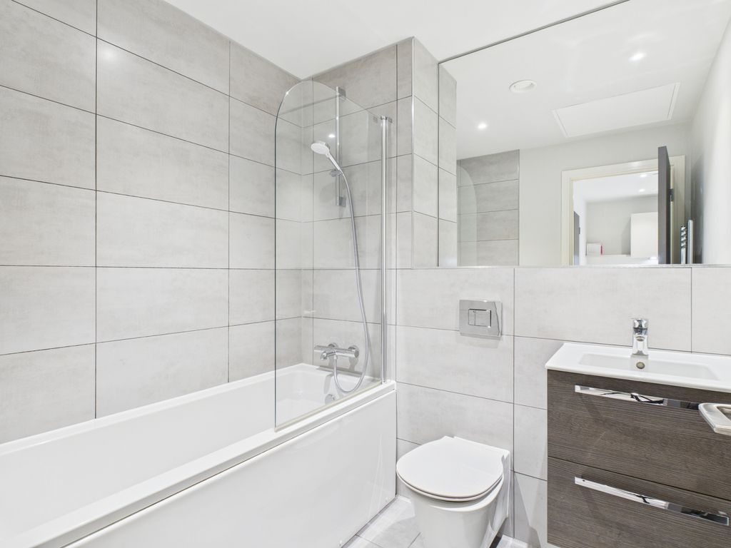 Property photo 3 of 11 Bathroom