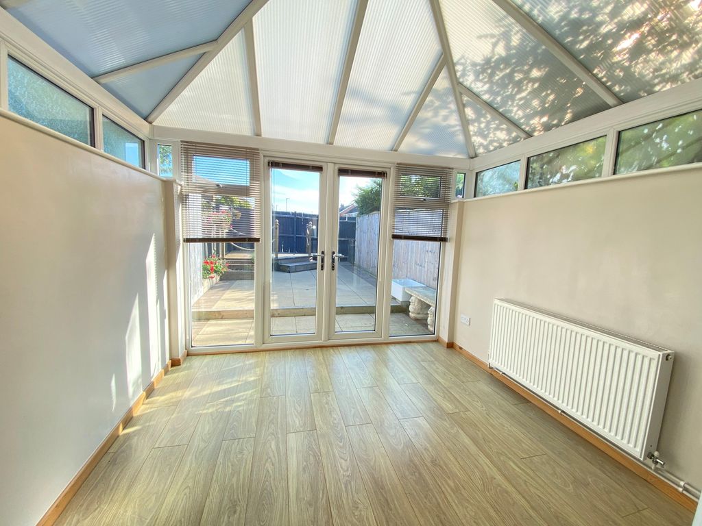 Property photo 3 of 10 Conservatory