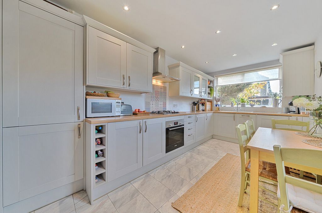 Property photo 2 of 18 1371877-15-690350...