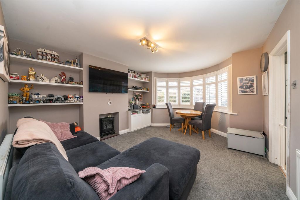 Property photo 2 of 15 Lounge