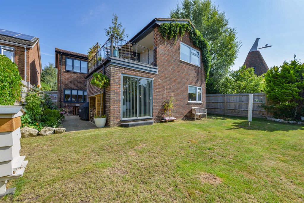 Property photo 3 of 29 Ashford Road, Bearsted24.Jpg