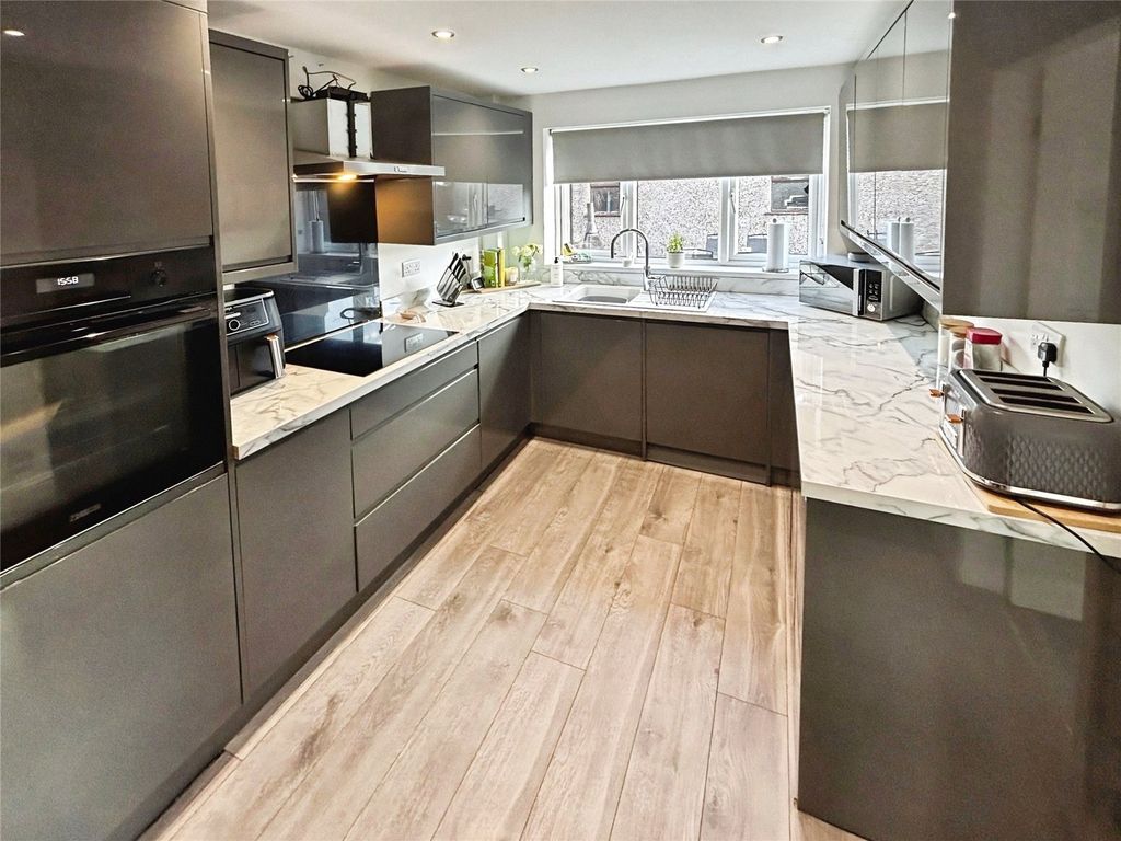 Property photo 3 of 19 Kitchen