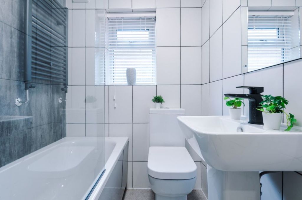 Property photo 3 of 10 32Cr - Bathroom