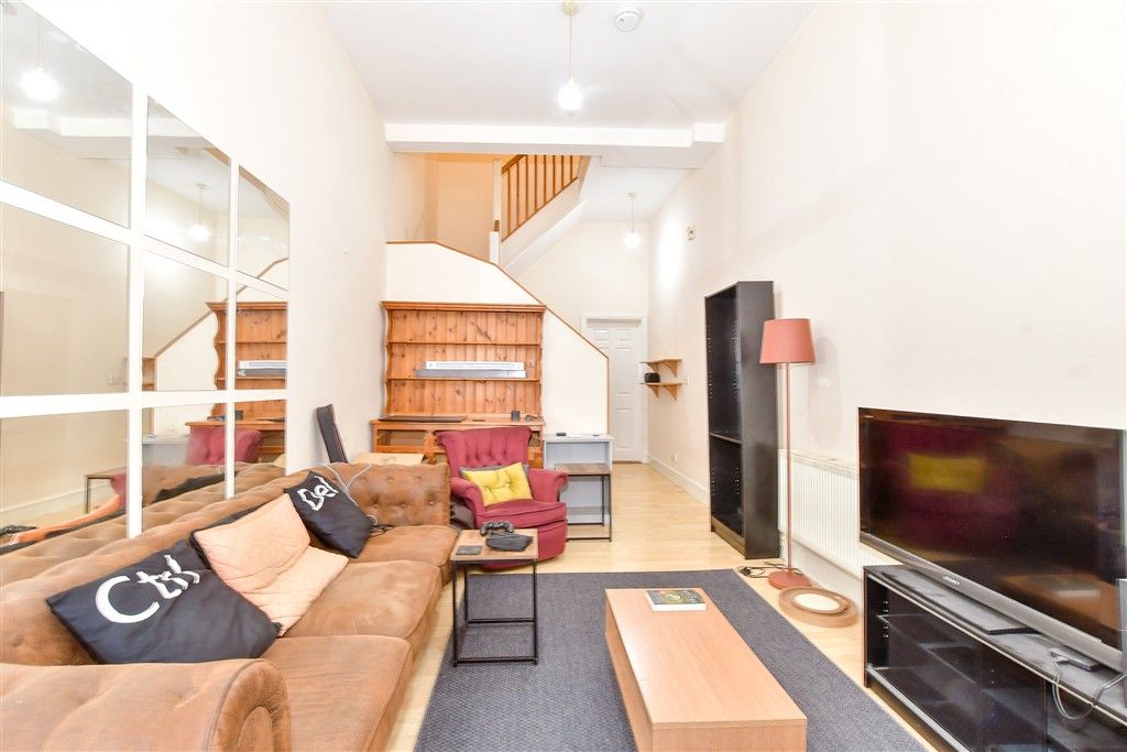 Property photo 3 of 6 Lounge