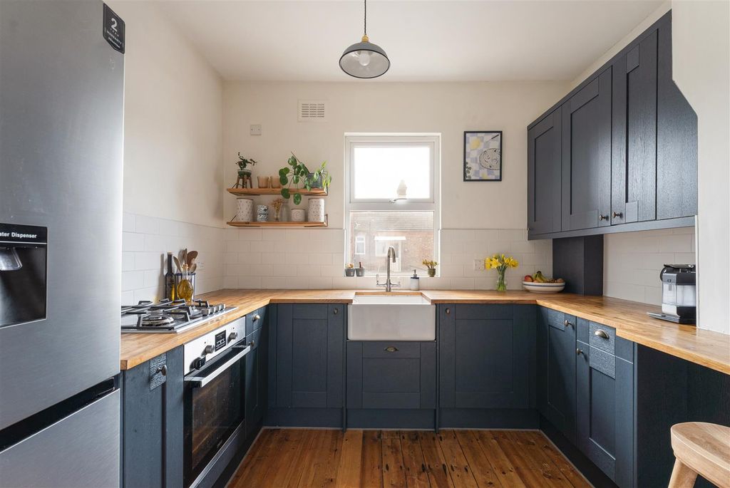 Property photo 3 of 26 Blackhorse Road, E17