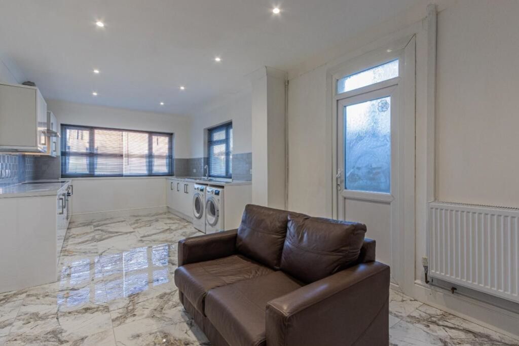 Property photo 3 of 10 07655d2Fa027c751613E07Ef8d965d14