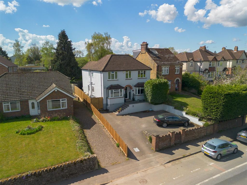 Property photo 3 of 27 London Road8.Jpg